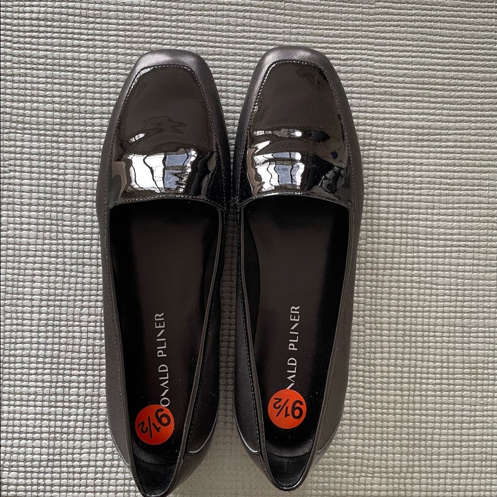 BRAND NEW Donald Pliner Black Shiny Flats